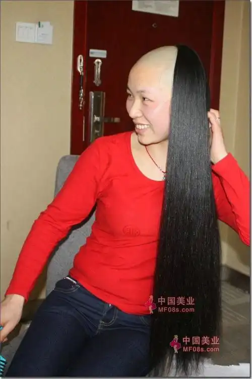 红衣长发女剃光头