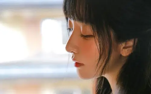 性感白皙美女高清桌面壁纸