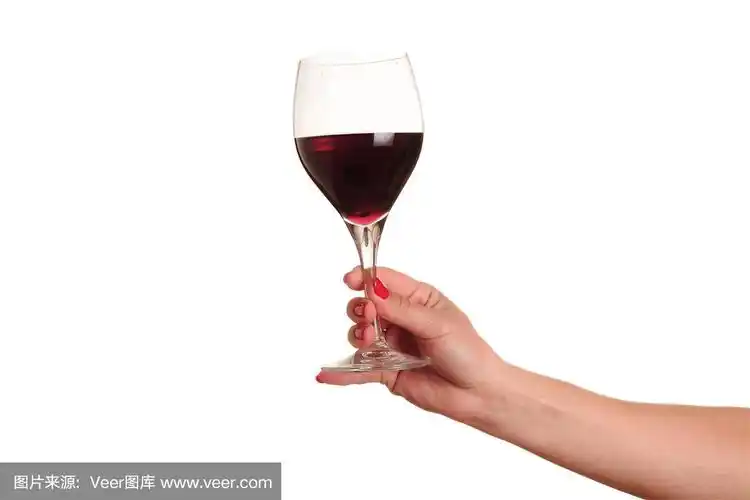 女性手拿红酒杯