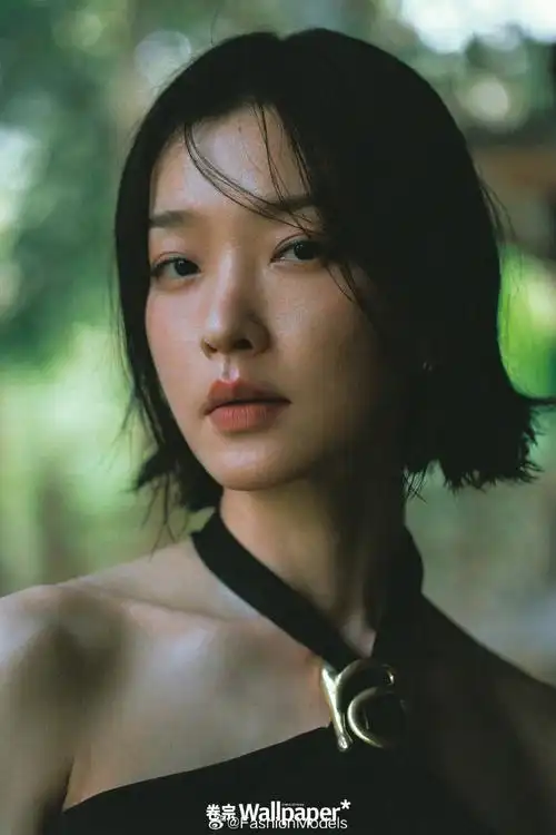 超模,演员#杜鹃#登上《wallpaper*卷宗》三月刊封面,杂志特别选择了一