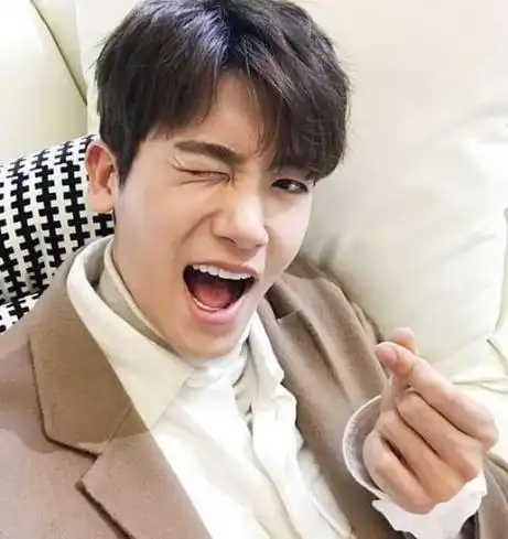 男生眼神看出他暗恋你 男生这十个反应说明他喜欢你-真爱心理网