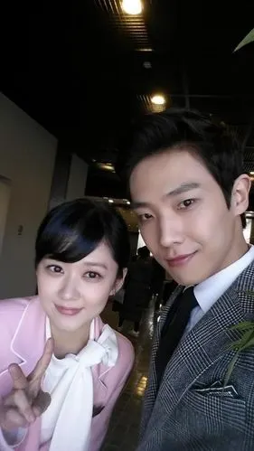 张娜拉 李准展现亲密合照