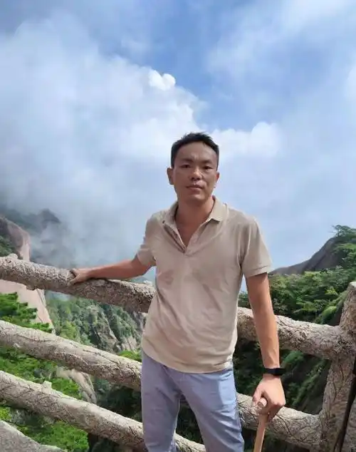 这位80后在非洲给员工开会,一开口有那味了!_工作_英语_河南