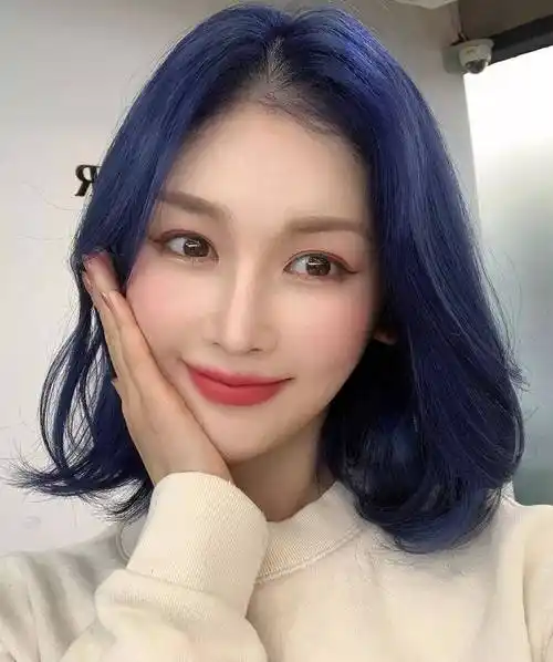 但这种颜色并不适合每个人,建议大家还是根据自己的肤色和打扮风格来