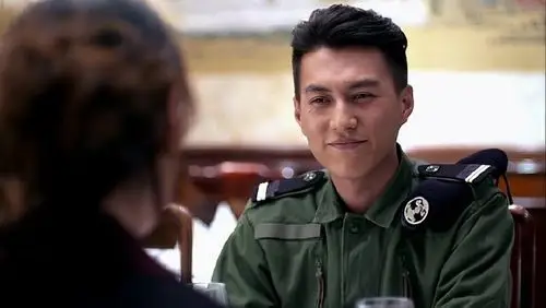 靳东在《温州一家人》里的各种军装照,这么帅真的会没朋友的