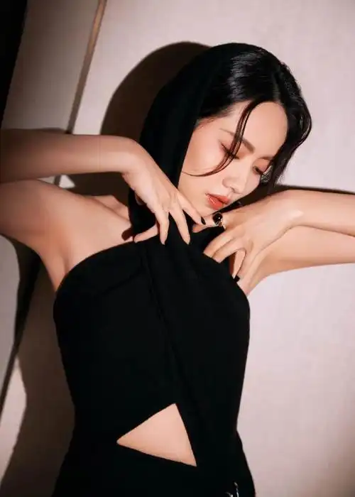 凭借《快乐女生》选秀爆红的内地流行音乐歌手刘惜君,不仅人美歌甜,更