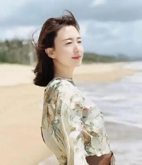 著名主持人张蕾魅力全开!穿一件真丝的材质印花裙,减龄又时髦