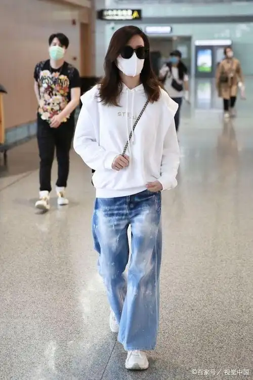 女演员佘诗曼现身机场,穿宽松牛仔裤嘻哈减龄,披散长发走路带风