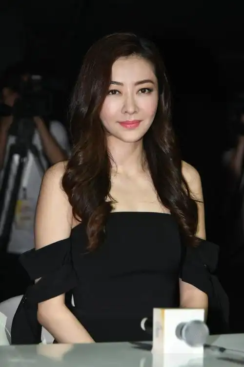 熊黛林白色露肩开胸连身裙秀事业线 曝没时间造人