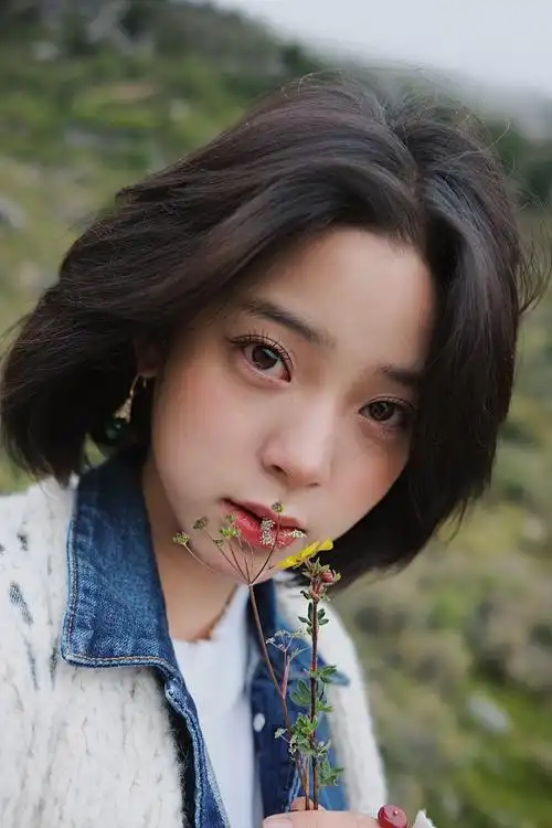 欧阳娜娜户外写真朝气蓬勃留短发青春恣意眼神澄澈