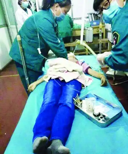 护士正在对女孩进行抢救