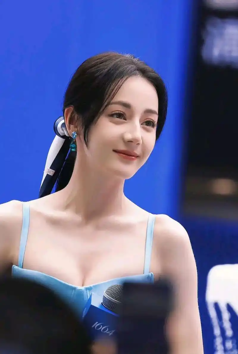 迪丽热巴,  这个丝带马尾造型如何?