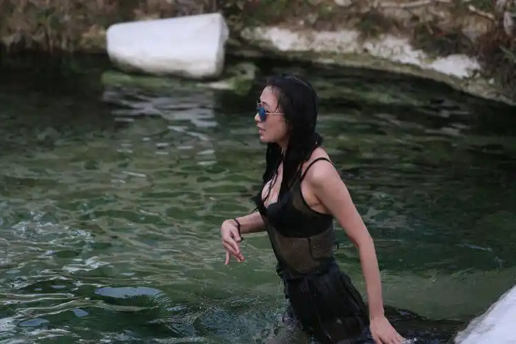 林志玲水中展示好身材