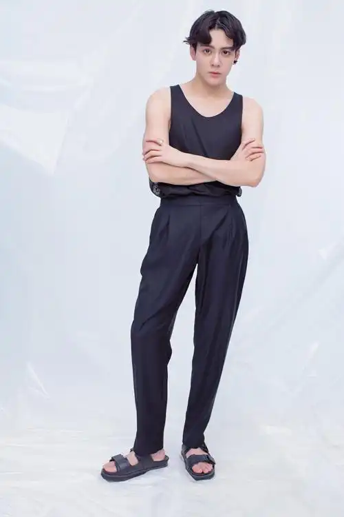 曾舜晞一身黑色质感元素 展现刚毅硬朗的形象