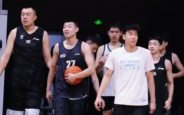 比如郭艾伦未来续约可能拿不到顶薪,付豪效力辽篮3年也到了重新谈判的