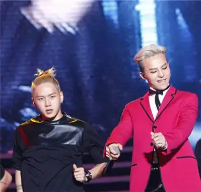 图权志龙参加成龙演唱会引关注舞台表现潮范十足