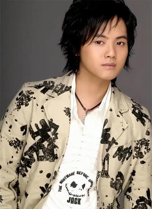 "情歌王子"郑源:15岁开演唱会,19岁日赚万元,春晚都请不动他