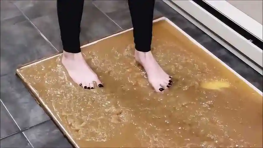 外国妹子脚踩到胶水陷阱拔不出来了谁来帮帮她