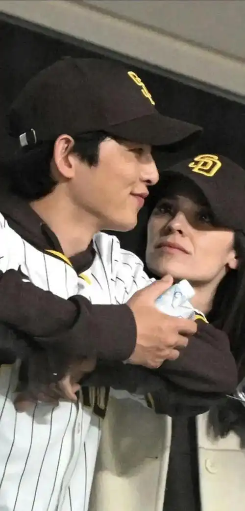 宋仲基带40岁英国娇妻看球赛女方产后显老男方却满眼爱意