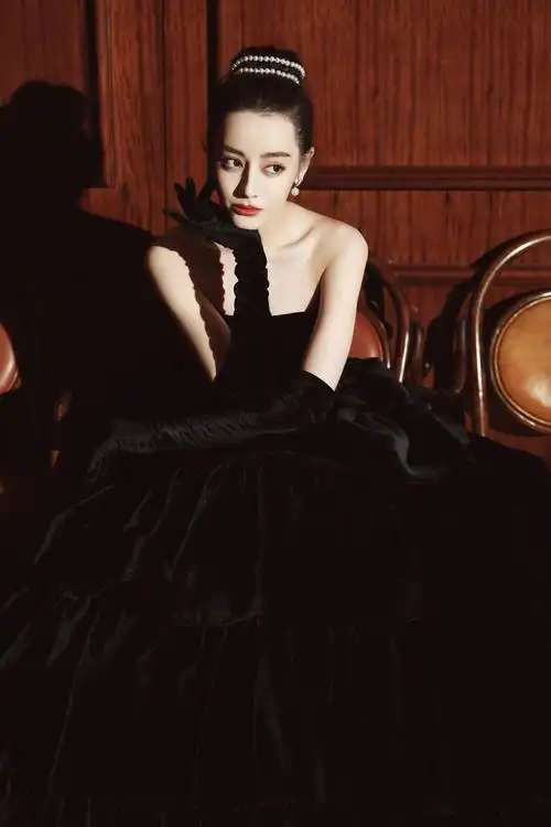 热巴抹胸裙秀雪肌香肩露出美背 戴面纱似暗夜精灵