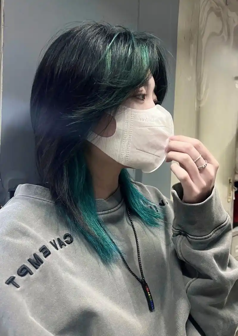 酷帅的发型 挂耳染狼尾鲻鱼头 狼尾鲻鱼头的特征就是前短后长,两边刮