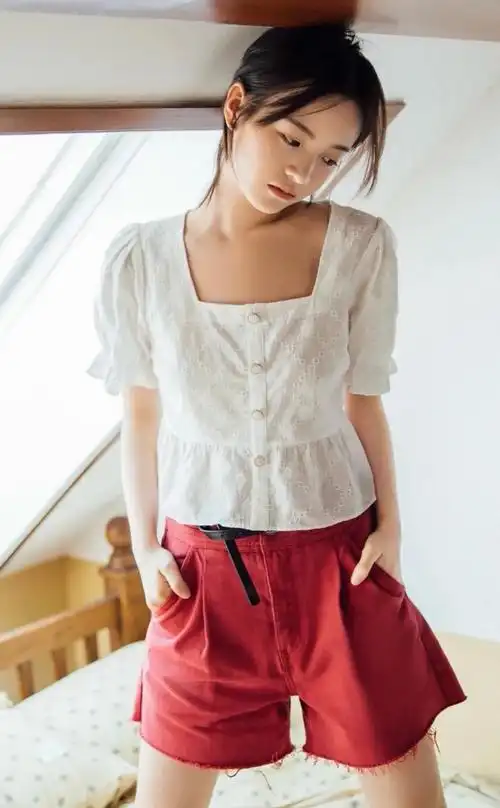 李庚希粉嫩佳人优雅写真,楚楚动人!__财经头条