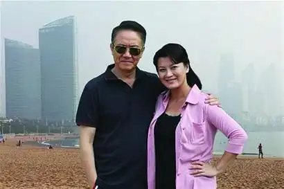 李幼斌因为出轨而选择了净身出户,和妻子正式分道扬镳