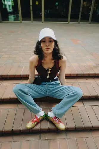 近日,王紫璇晒出一组初秋街拍,她身穿露腰背心装配阔腿牛仔裤,标志的