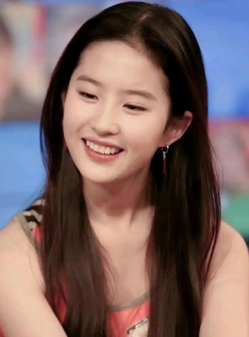 年轻时的刘亦菲笑起来温暖又纯真,傻傻的却又不失灵气,即使你上一秒