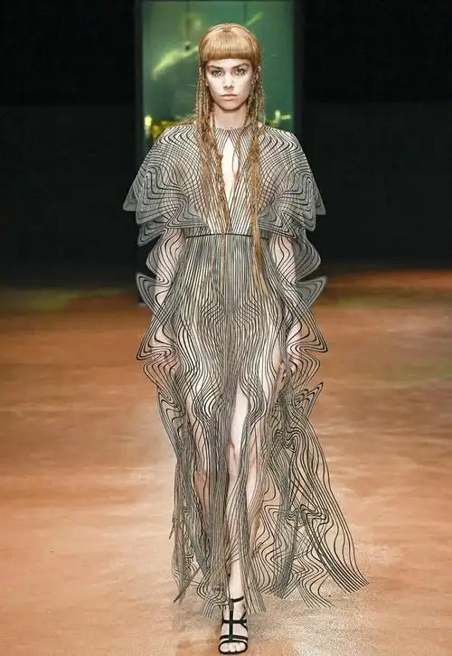 穿骷髅走秀,这样的国际超模刘雯你见过吗?