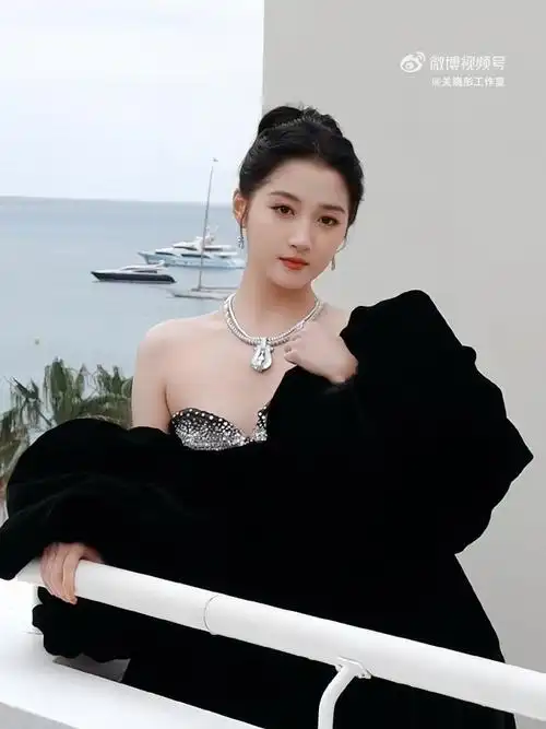 关晓彤黑天鹅高定