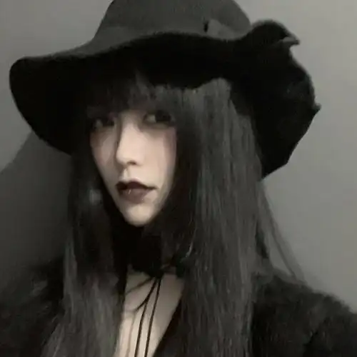 黑帽黑衣浓妆丽人