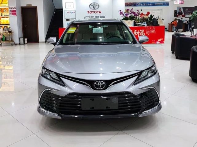 2021款凯美瑞到店,钛辉银很大气,17.98万油耗5.5l_腾讯新闻