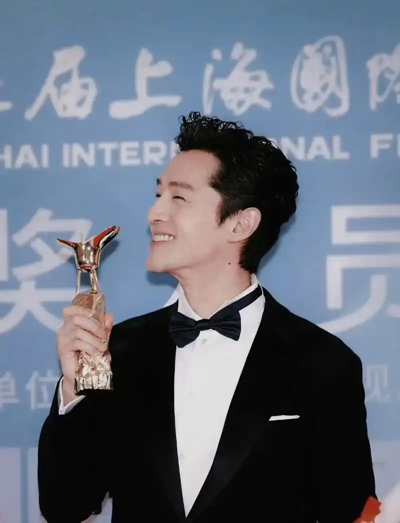 【胡歌新作《不虚此行》开机,剃掉胡子的他重回帅气大学生时代!