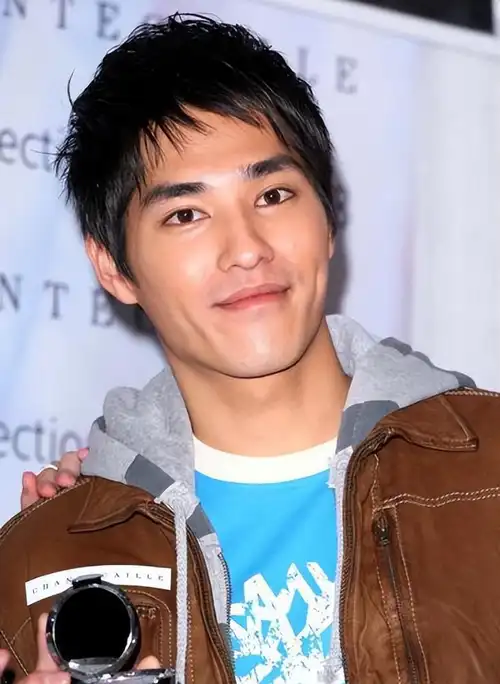 他是大s靠谱前男友,温柔能干颜值高,1儿1女结婚8年仍深爱老婆_蓝正龙