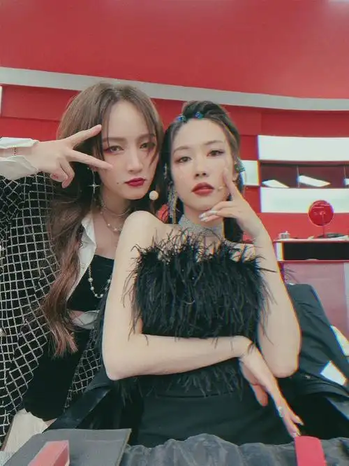 姐妹情深孟佳为王霏霏庆生写藏头诗表白情真意切