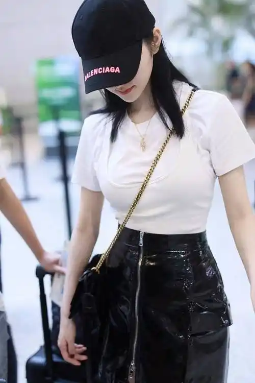 景甜又带火了一种风格,叫"背心外穿",远看不起眼,近看很时髦_方式