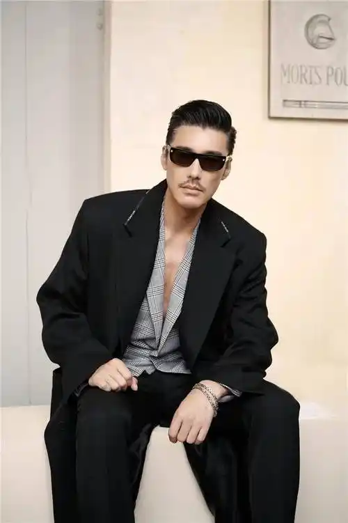 近日,中国知名模特,演员,歌手胡兵于巴黎出席纪梵希2024春夏男士成衣