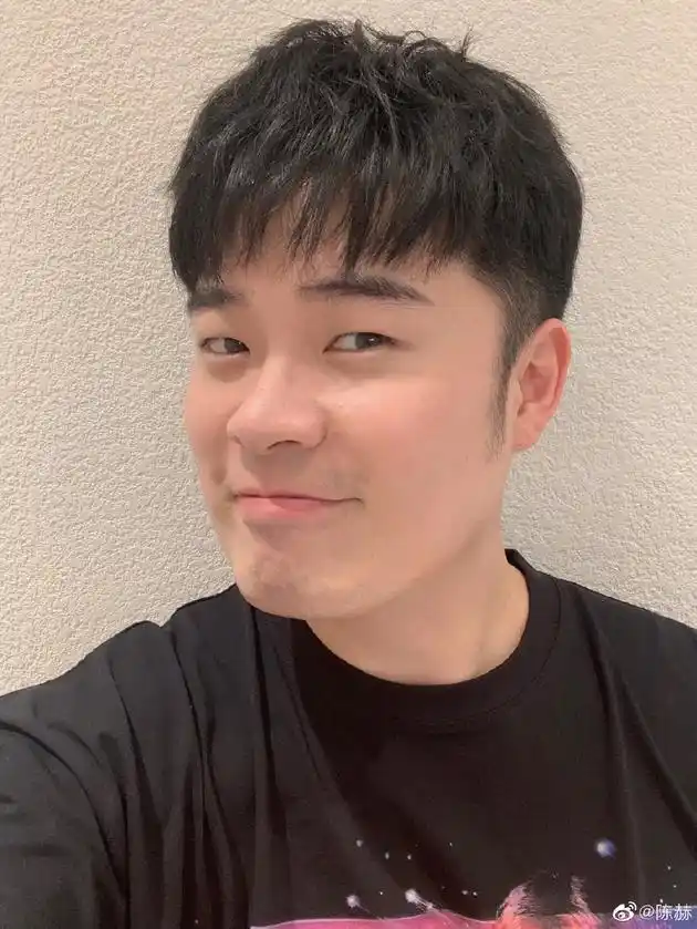 郭京飞迎41岁生日陈赫晒其大脸照为好友搞怪庆生