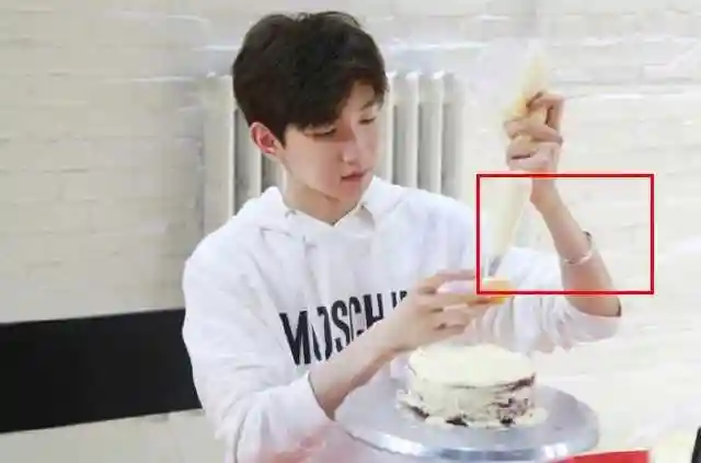 王源直播暴露团糖,金色手镯成亮点!王俊凯易烊千玺也有?