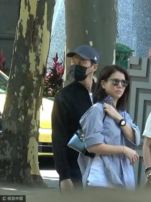 袁咏仪张智霖素颜现身机场,满脸油光网友却直夸很美很自然!