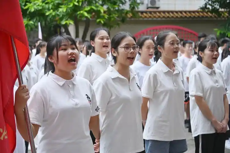 柳城中学举行跃龙门仪式 为高三学子高考壮行