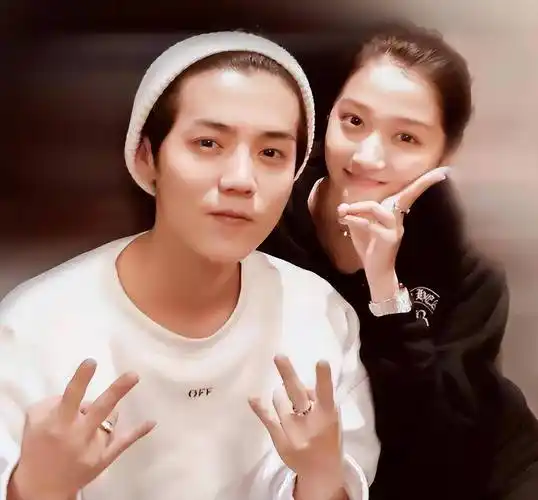 关晓彤剪短发气质大变,透露自己动手20分钟剪完,被疑与鹿晗分手