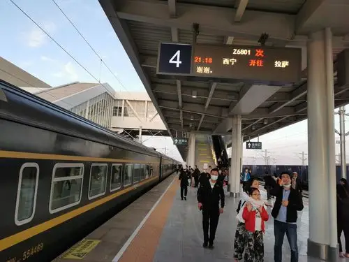 列车到达格尔木站