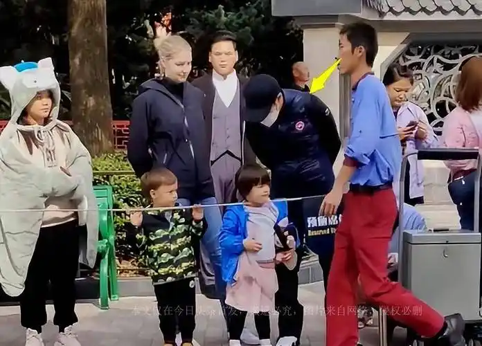 撒贝宁一家4口迪士尼被偶遇, 李白又白又美,混血儿女正面照曝光_家庭