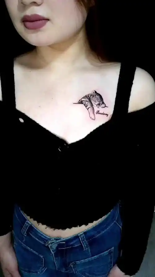 2023女生胸口字母小老虎纹身图案图片-度小视