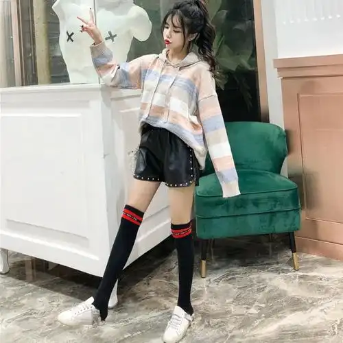 2020春季新款韩版条纹宽松上衣 铆钉皮短裤 袜子套装时尚三件套女