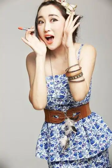 [置顶]杜晓婷褪去匪气巧笑嫣然 娇俏可人玩转森女系