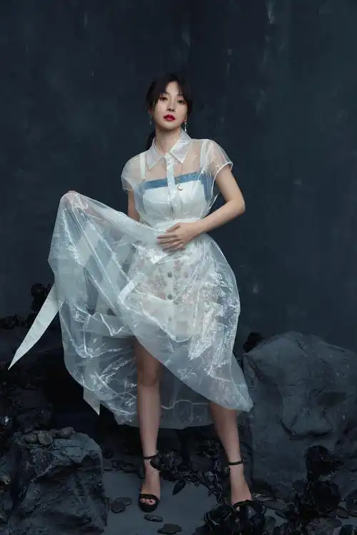 柳岩尼龙透视叠搭牛仔秀身材 热拍献礼剧《最好的时代》