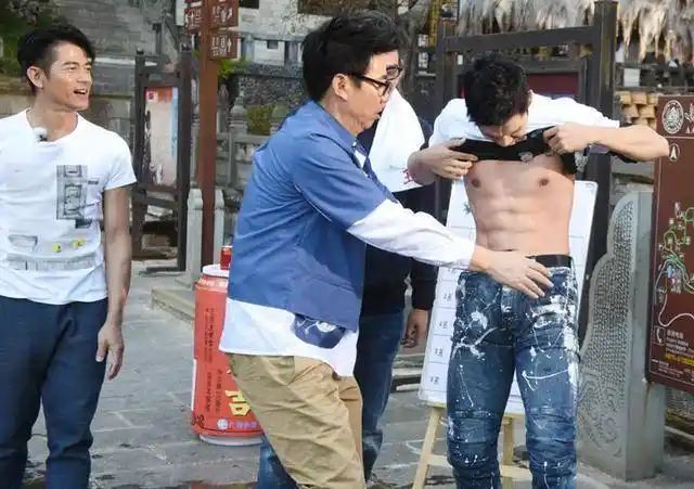 彭于晏:看看我的腹肌,郭富城:看看我的,王宝强:麻烦让让!